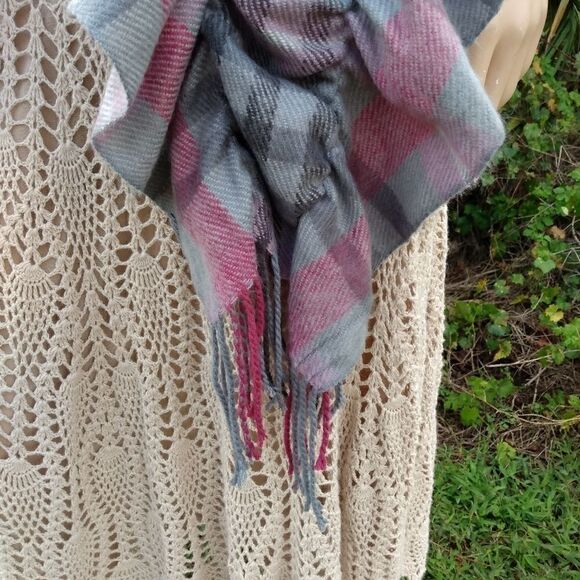NWOT Gorgeous Bunched Gray & Pink Plaid Scarf Wrap with Fringe - Picture 3 of 7
